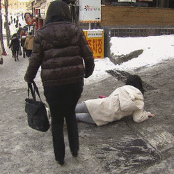 레전드 빙판길 꽈당녀 겨울 넘어지는 여자 전설 짤방 미끌어지는 눈길 눈오는날