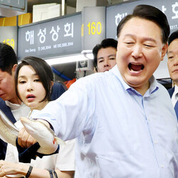 윤석열 장어 자갈치 부산 수산물 후쿠시마 오염수 입벌리고