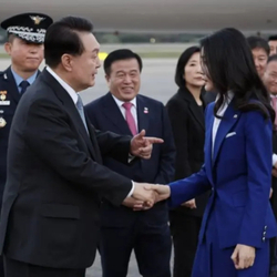 윤석열 김건희 악수 만능짤 생성기